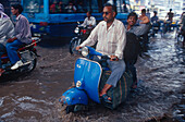Motorroller, Monsun, Überschwemmung, Varanasi, Benares, Uttar Pradesh, Indien