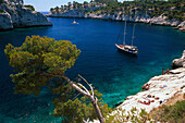 Sunlit bay with sailing boat, Calanque de Port, Miou, Cote d' Azur, Bouches du Rhone, Provence, France, Europe
