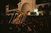 Pilger mit Madonnenstatue in der Nacht, Andalusien, Spanien