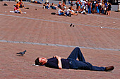 Liegende Mann at Piazza del Campo, Siena, Toskana, Italien