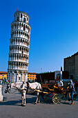 Kutsche vor dem Schiefen Turm, Piazza dei Miracoli, Pisa, Toskana, Italien