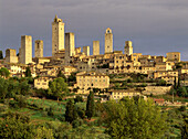 Stadtbild mit Türmen, San Gimignano, Toskana Italien