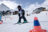 Kind im Skikurs, Wirl, Galtuer, Ballunspitze im Hintergrund, Tirol, Austria