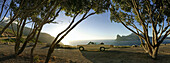 Alter Mercedes Benz beim Aussichtspunkt über Hout Bay, Chapmans Peak Drive von Hout Bay nach Noordhoek, Kap Halbinsel, Westkap, Südafrika, Afrika
