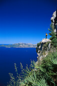Ein Mensch beim Aussichtspunkt, Wanderung, Penya Rotja, Bahia de Pollenca, Alcudia, Mallorca, Spanien