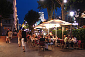 Menschen in einem Strassencafe bei Nacht, Passeig de Gracia, Barcelona, Spanien, Europa