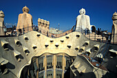 Menschen auf dem Dach des Casa Mila, La Predera, Barcelona, Spanien, Europa