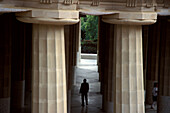 Touristen zwischen Säulen im Park Güell, Barcelona, Spanien, Europa