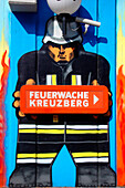 Schild und Wandmalerei in Kreuzberg, Berlin, Deutschland, Europa