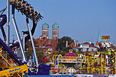Fahrgeschäfte des Oktoberfest vor der Frauenkirche, München, Oberbayern, Bayern, Deutschland, Europa