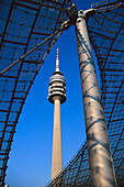 Olympiaturm im Olympia Park unter blauem Himmel, München, Bayern, Deutschland, Europa