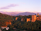 Die Burg Alhambra im Abendrot, Granada, Andalusien, Spanien, Europa