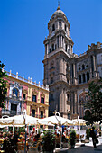 Menschen in einem Strassencafe vor der Kathedrale, Plaza Obispo, Costa del Sol, Malaga, Andalusien, Spanien, Europa