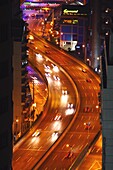 Schnellstrasse mit Autos bei Nacht, Shanghai, China, Asien