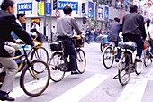 Radfahrer in der Stadt, Shanghai, China, Asien