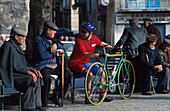 Radfahrer und alte sizilianische Männer, Piazza von Regalbuto Sizilien, Italien