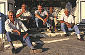 Männer am Dorfplatz, El Risco, Agaete, Gran Canaria, Kanarische Inseln, Spanien, STÜRTZ S.57