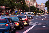 Autos auf dem Passeig de Gracia am Abend, Barcelona, Spanien, Europa