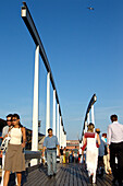 Menschen auf der Rambla del Mar im Sonnenlicht, Barcelona, Spanien, Europa