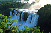 Garganta del diabolo, Blick auf Iguazu Wasserfälle und Teufelsschlund, Parana, Brasilien, Südamerika, Amerika