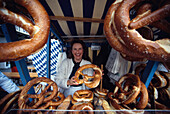 Brez'n-Verkaeuferin, Oktoberfest, Muenchen, Bayern Deutschland