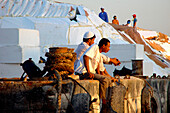 Arbeiter an der Mole des Dubai Creek, Dubai, VAE, Vereinigte Arabische Emirate, Vorderasien, Asien