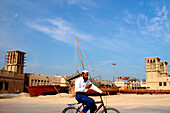Mann auf dem Fahrrad, Bur Dubai, Dubai, Vereinigte Arabische Emirate, VAE