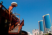 Altes Schiff vor modernen Hochhäusern von Deira, Dubai, VAE, Vereinigte Arabische Emirate, Vorderasien, Asien