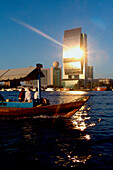 Abra vor Gebäude der National Bank, Dubai, Vereinigte Arabische Emirate