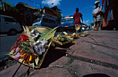 Opfergabe am Straßenrand, Ubud, Bali, Indonesien Stürtz 36