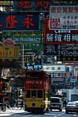Strassenbahn und Reklameschilder, Percival Street, Causeway Bay Hongkong, China