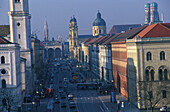 Blick vom Siegestor über Leopoldstraße, zum Odeonsplatz München, Deutschland