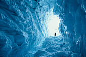 Bergführer in Gletscherspalte, Am Brokarjökull einer Zunge des Vatnajökull, Island