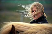 Junge Frau mit Islandpferden, Midfjord, Norden, Island