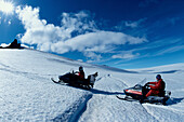 Snowmobilfahrer auf dem Brokarjökull, Einer Zunge des Vatnajökull Island