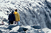 Touristen am Wasserfall Dettifoss, Norden Island