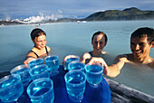 Cocktailtrinkende Besucher der neuen, Blauen Lagune am Kraftwerk Grindavik, Island