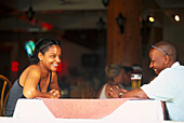Paar, Restaurant Pirates Arms, Victoria, Mahé Seychellen