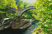 Wanderer auf Brücke, Verzascatal, Lavertezzo, Tessin, Schweiz