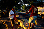 Fischverkäufer an der Beau Vallon Bay, Mahe Seychellen