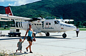 Maedchen Janina mit Mutter Sandra, Flughafen, Praslin Seychellen