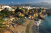 Blick vom Balcon de Europa auf Strand in einer Bucht, Nerja, Costa del Sol, Provinz Malaga, Andalusien, Spanien, Europa