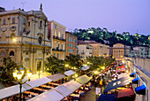 Cours Saleya mit Restaurants, Stadtbild, Nizza, Côte d'Azur, Alpes Maritimes, Provence, Frankreich