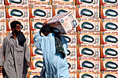 Verlade Arbeiter tragen Kisten, Dubai, VAE, Vereinigte Arabische Emirate, Vorderasien, Asien