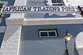 Blick auf Schild an einem Gebäude am Hafen, Kapstadt, Südafrika, Afrika