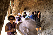 Japanische Touristen im Park Güell, Barcelona, Spanien, Europa