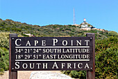 Schild und Leuchtturm am Cape Point im Sonnenlicht, Kapstadt, Südafrika, Afrika