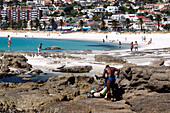 Menschen am Strand im Sonnenlicht, Camps Bay, Kapstadt, Südafrika, Afrika