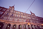 Gebäudefassade mit Lichterkette am Plaza Mayor, Madrid, Spanien, Europa