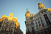 Blick von unten auf Gebäudefassaden, Madrid, Spanien, Europa